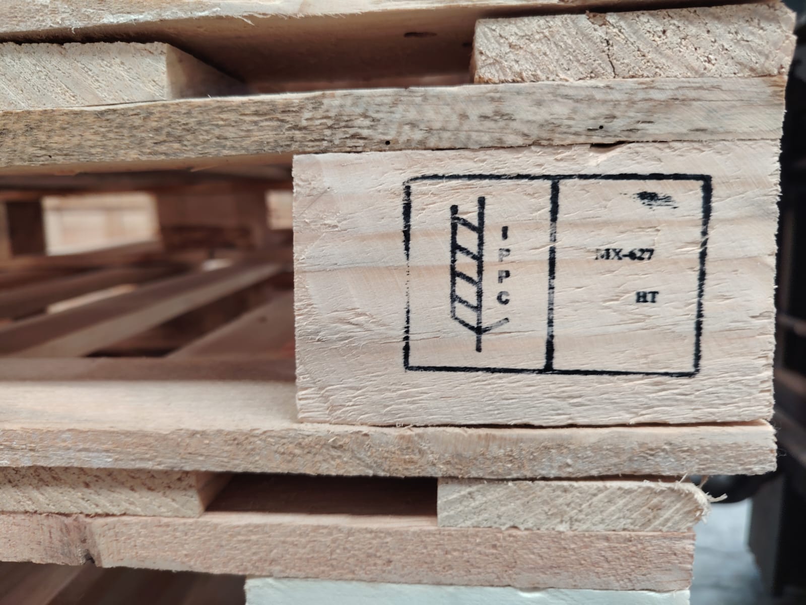 Embalaje de madera con tratamiento térmico listo para exportación