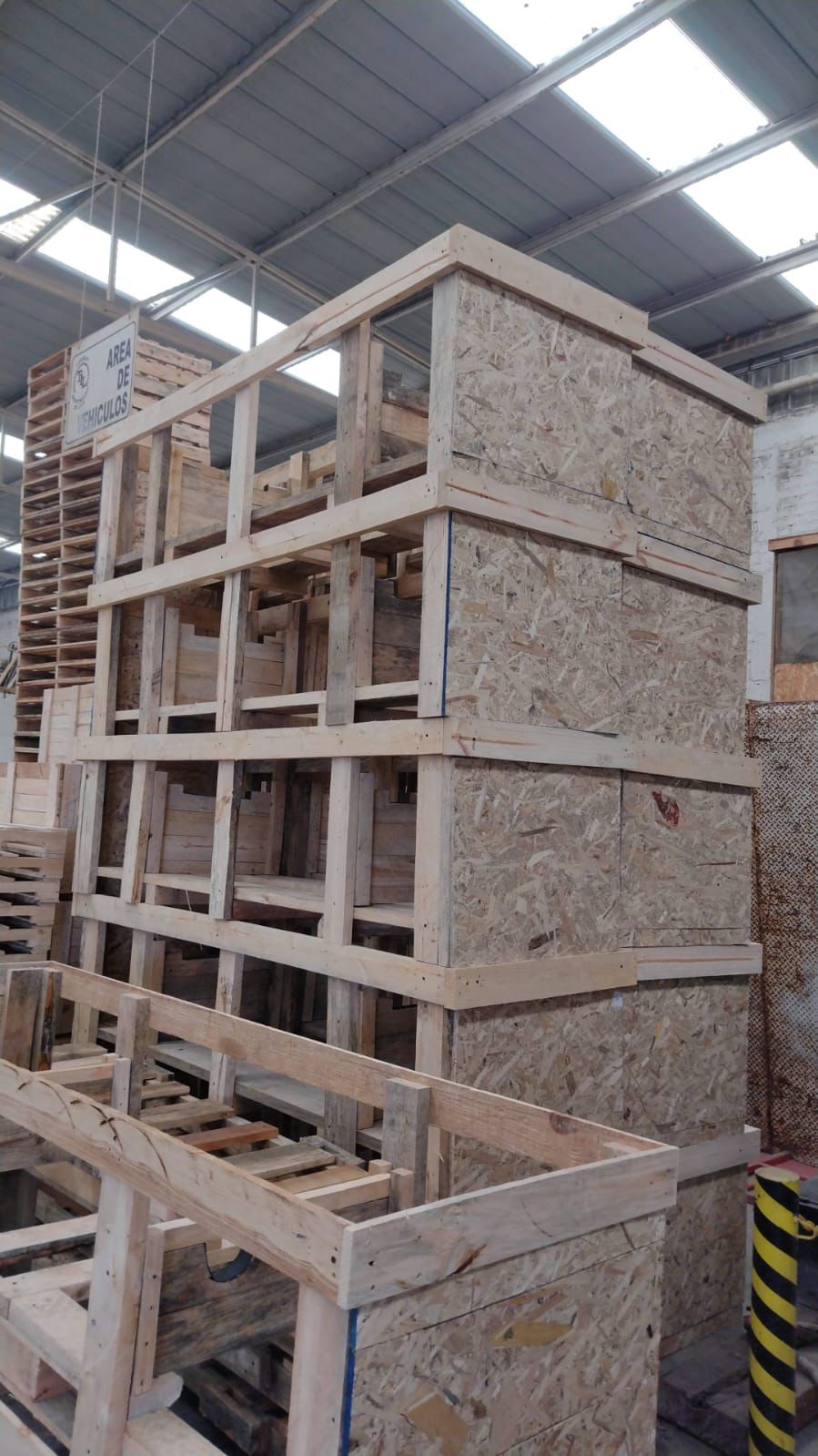 Cajas y embalajes de madera apilados