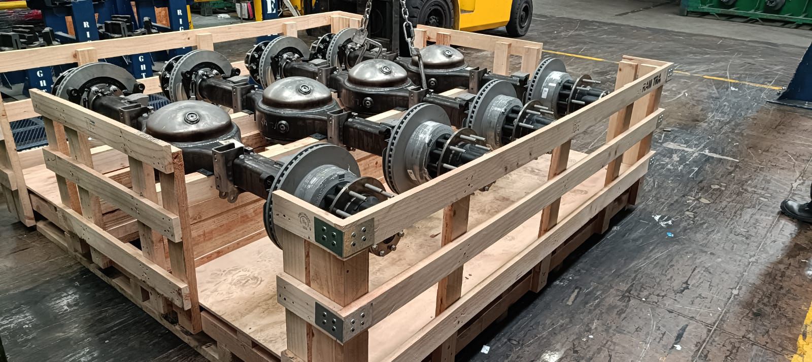 Embalaje de madera para exportación con autopartes