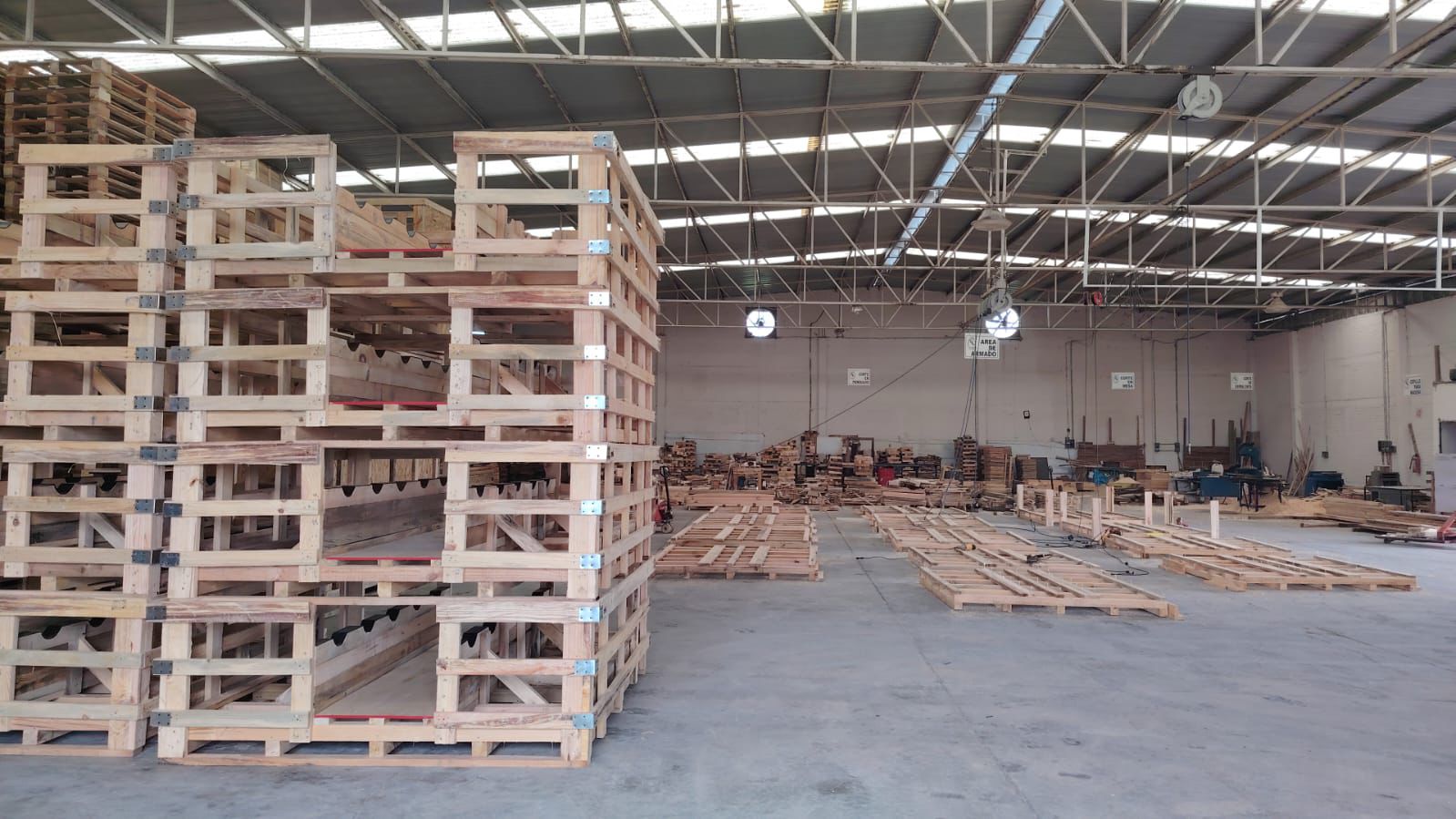 Área de producción y armado de tarimas en la planta de TECTA